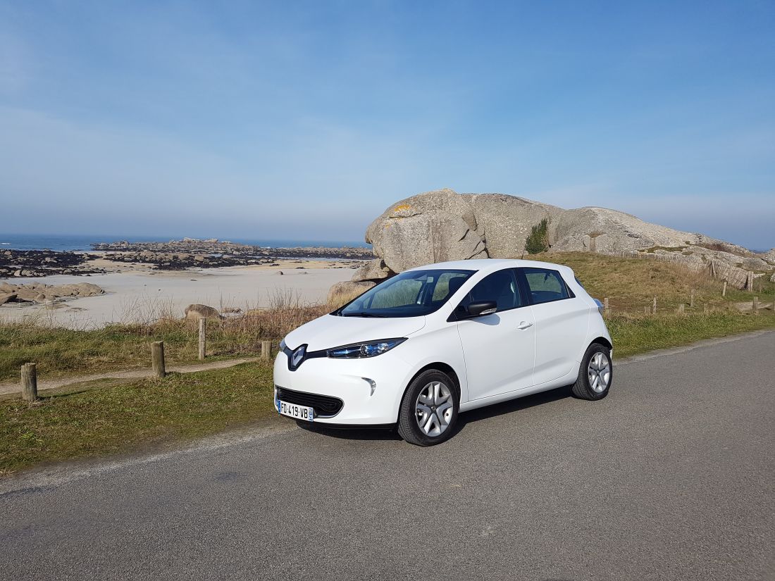 Photo de la voiture électrique ZOE acquise par Les Cars des Abers